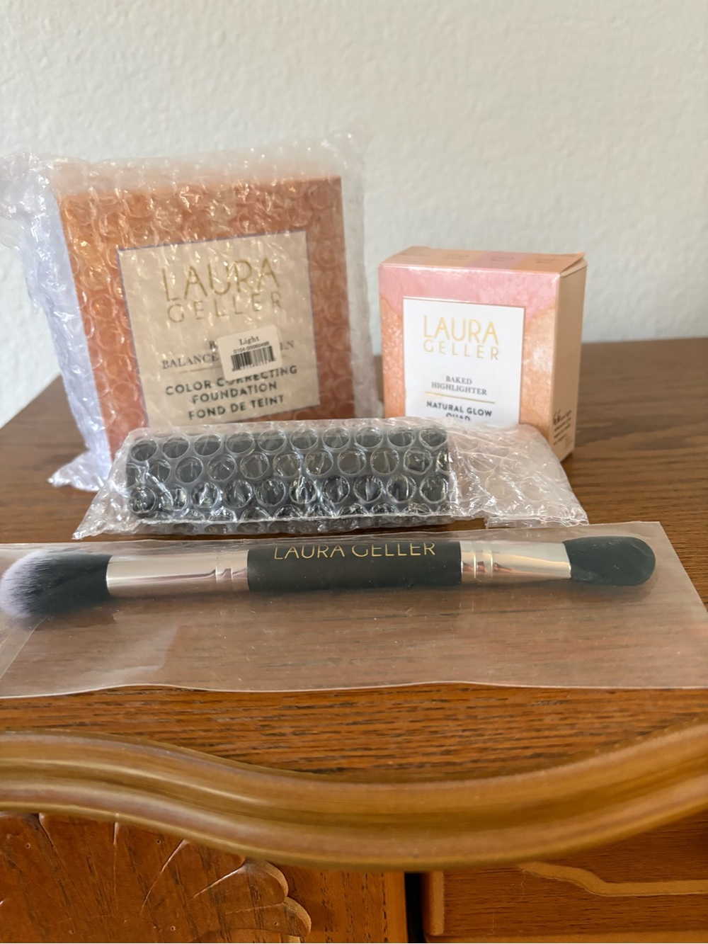 LAURA GELLER SUPER SIZES FOUNDATION LIGHT +  HIGHLIGHTER QUAD ..2 BRUSHES